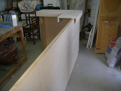 Recepción fabricada en madera de arce